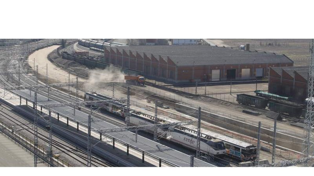 Vista cenital del acceso a la galería ferroviaria soterrada de León; la traza, contigua a la vía convencional. RAMIRO