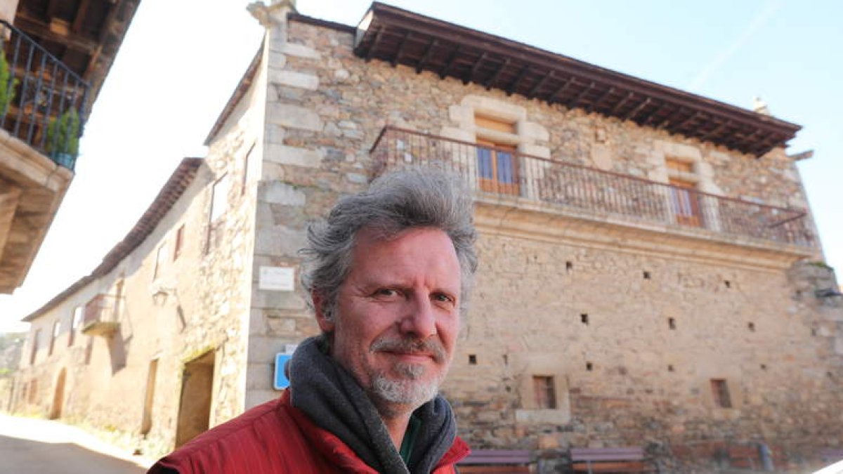 Nicolás de la Carrera, fotografiado este pasado viernes en Villar de los Barrios, con la gran casona de su familia al fondo. L. DE LA MATA