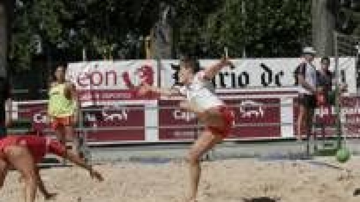 Las jugadoras del balonmano femenino dieron un buen espectáculo