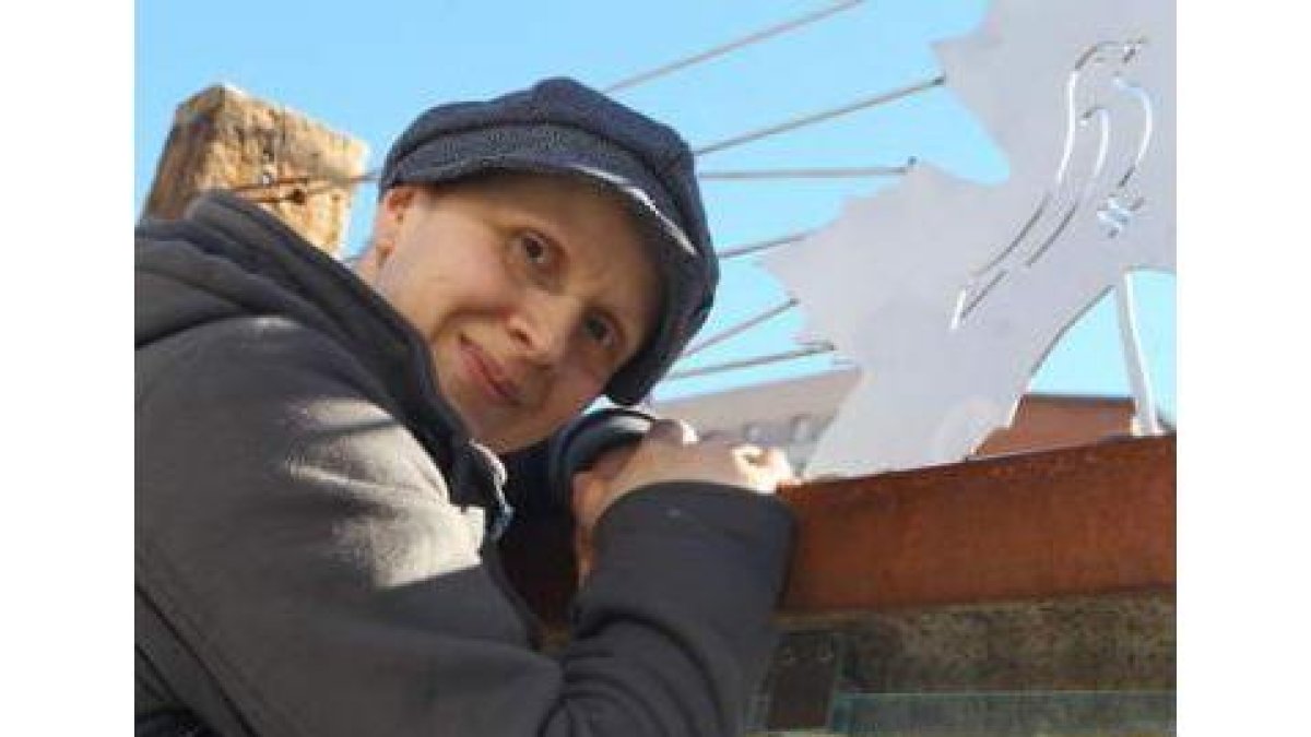 Angela llegó a España sola y sin nada y, tras superar el cáncer, ha trabajado durante años para reun