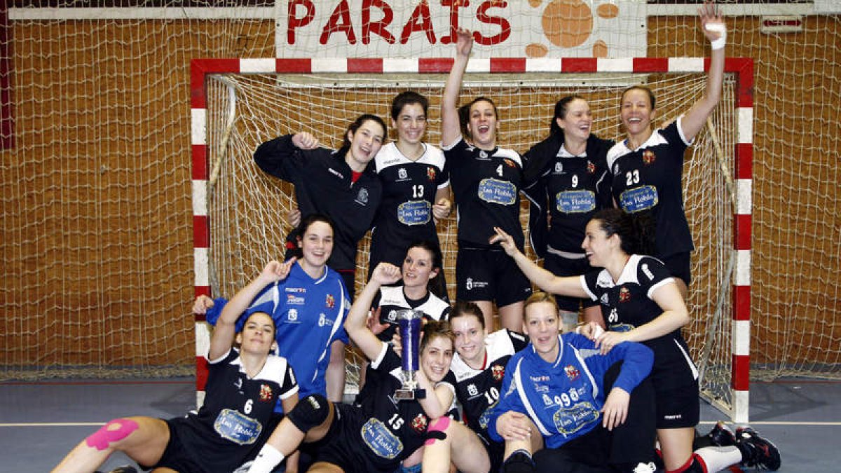 Las jugadoras del Cleba celebran felices su triunfo en la Copa ABF ante el Elda.