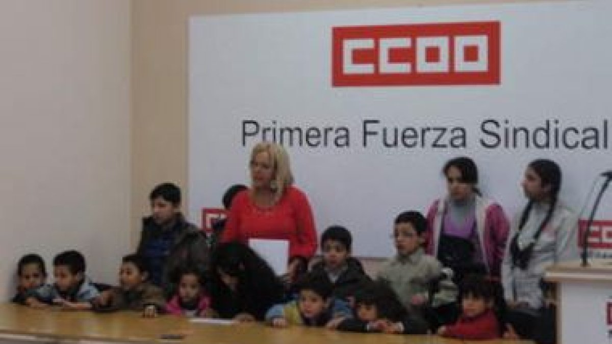 La secretaria de Migraciones de CC.OO. Rosa Castro, con niños y niñas inmigrantes.