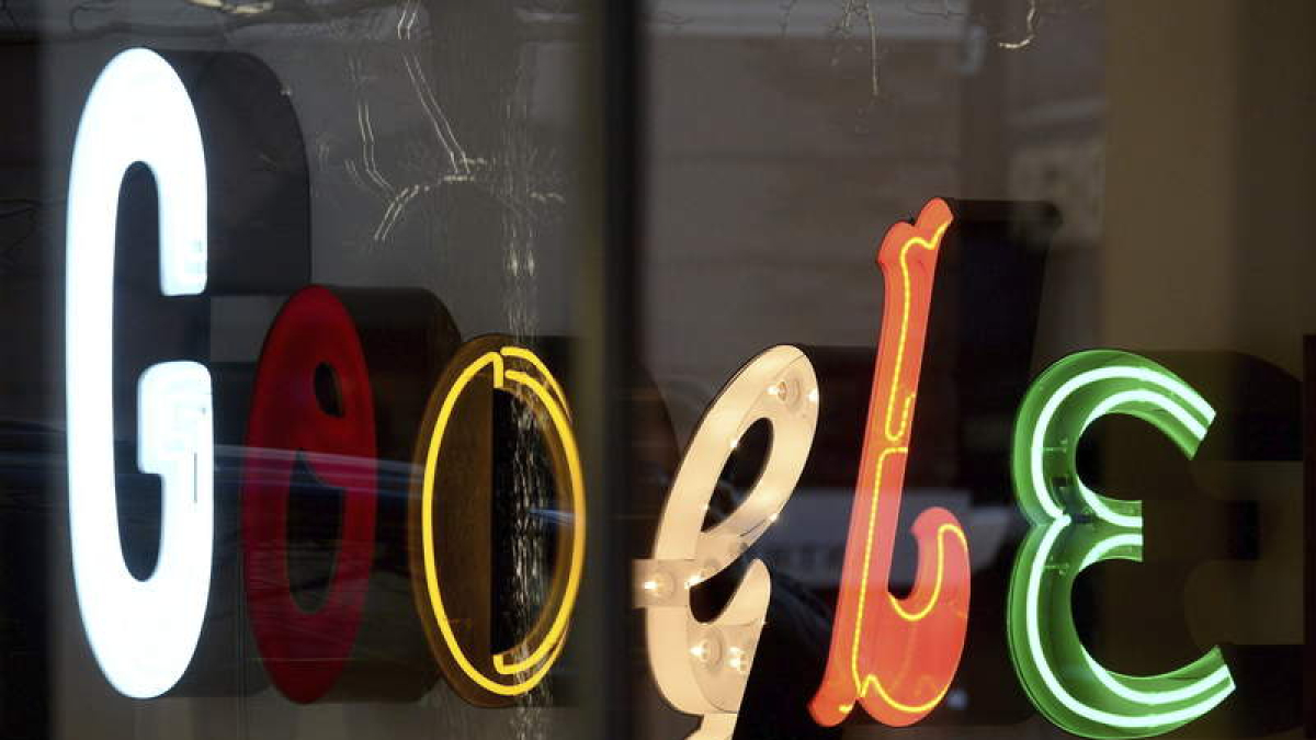 Foto de archivo tomada el 3 de enero de 2013 del logo de Google en sus oficinas en Nueva York (Estados Unidos). El español Mario Costeja se ha convertido en impulsor del llamado «derecho al olvido» en Internet.