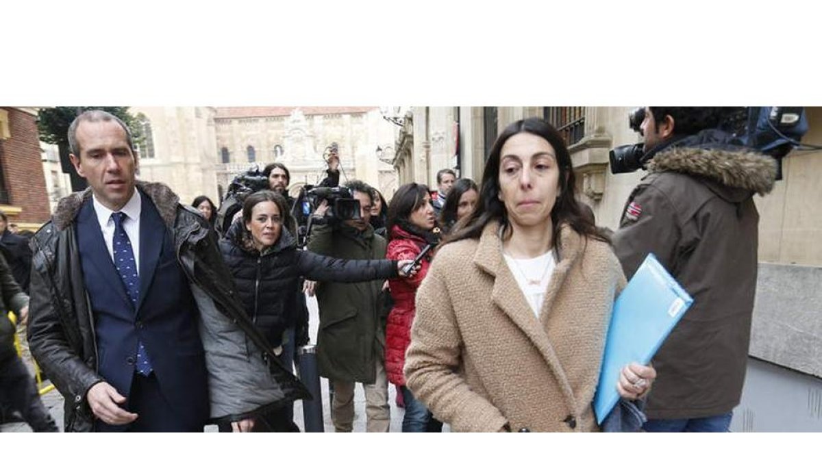 Raquel Gago sale de la Audiencia acompañada por su procurador, Luis Enrique Valdeón, y perseguida por periodistas.