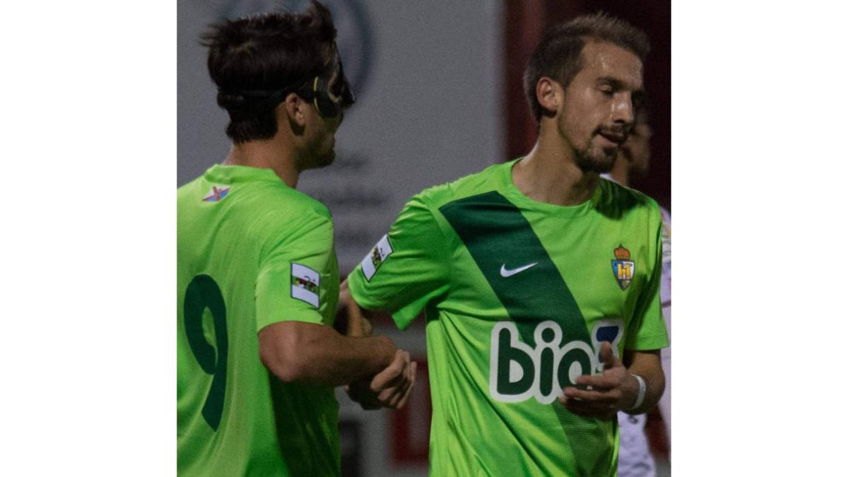 Caiado -derecha-, se despide de la SD Ponferradina como ya hizo la semana pasada Pallarés. F. PUENTE