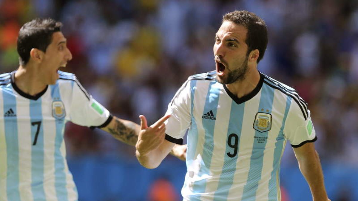 El delantero argentino Gonzalo Higuaín celebra con Di María el gol marcado ante Bélgica que clasifica a su selección.