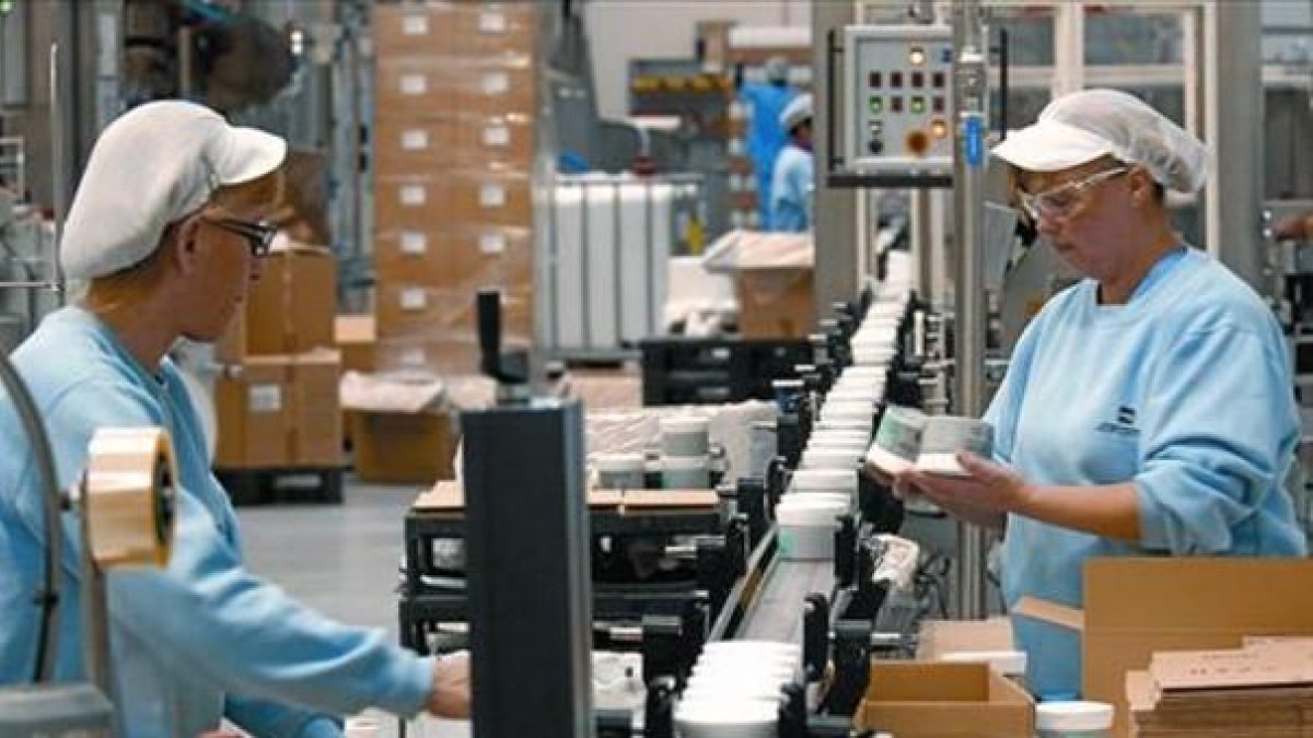 Trabajadoras de una planta de productos cosméticos.