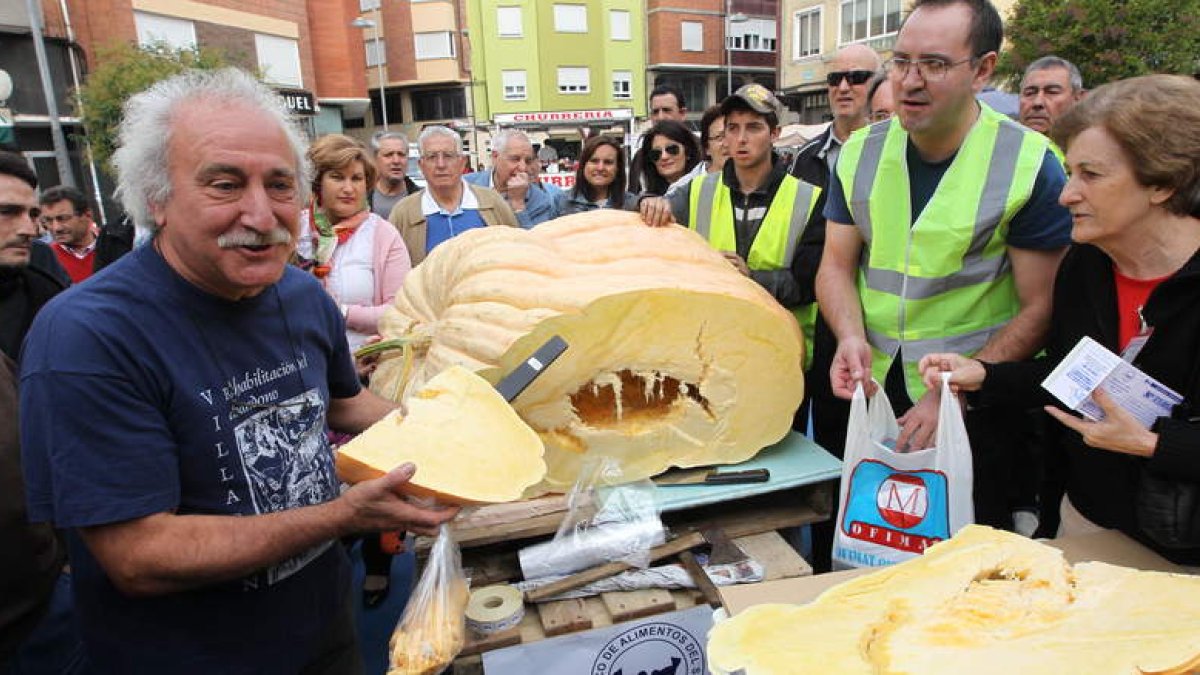 Miguel Yuma, el artífice de la calabaza gigante a la que calificó de «monstruo», fue el primero en partir una porción.