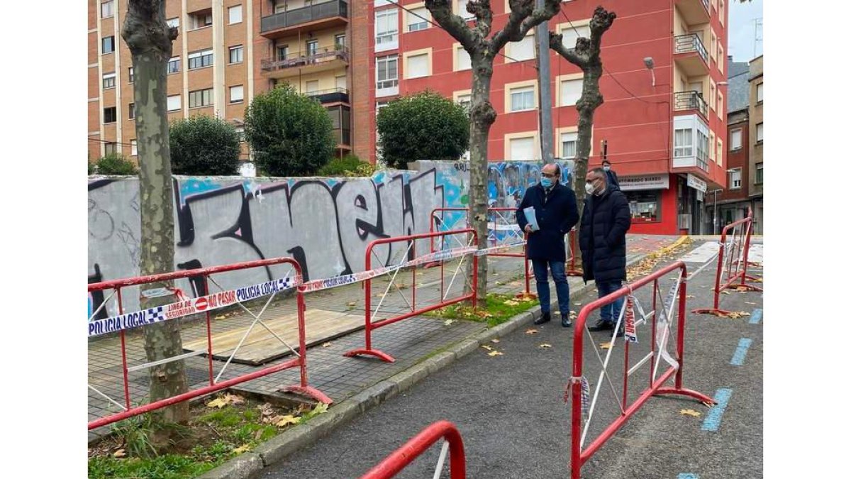 Ediles del PP ante las vallas sin retirar en la zona de Navaliegos. DL