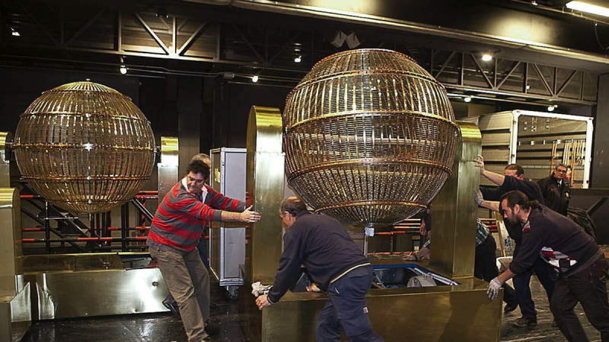 Los bombos de la suerte llegaron ayer al Palacio Real.