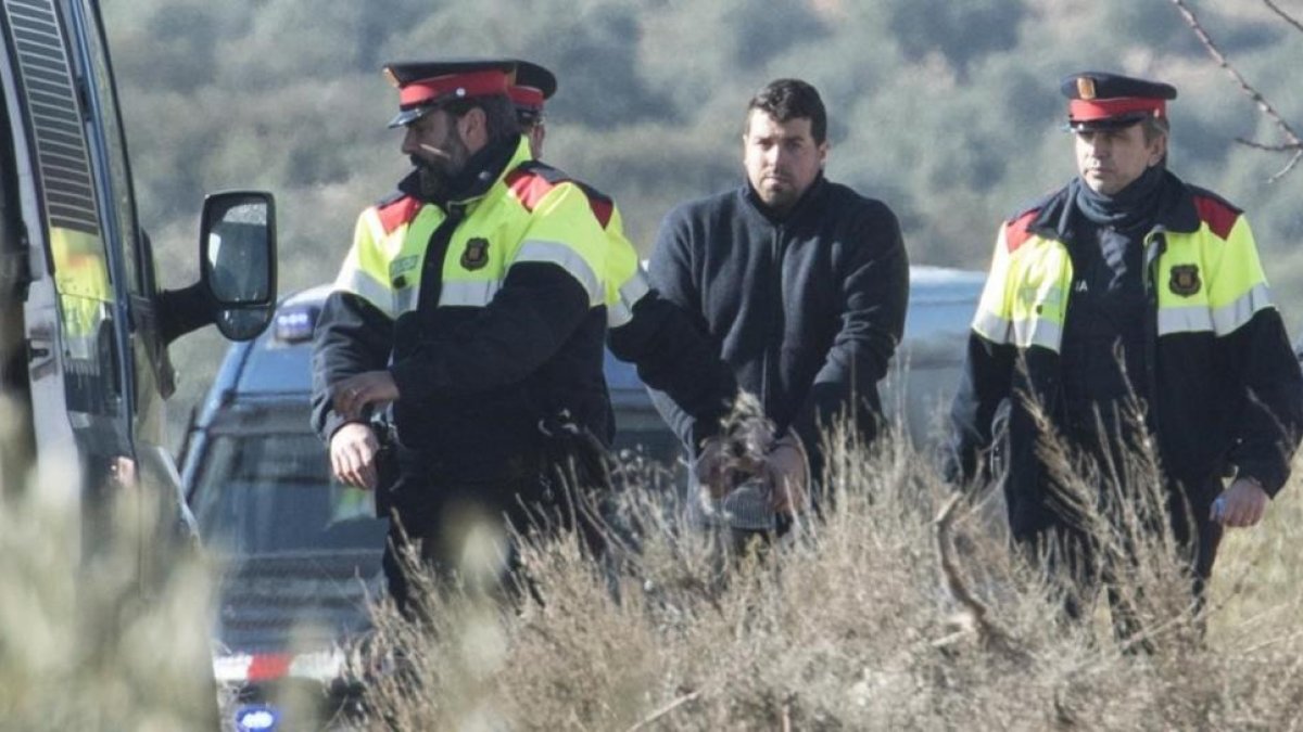 El homicida confeso en el lugar de los hechos, durante la reconstrucción.