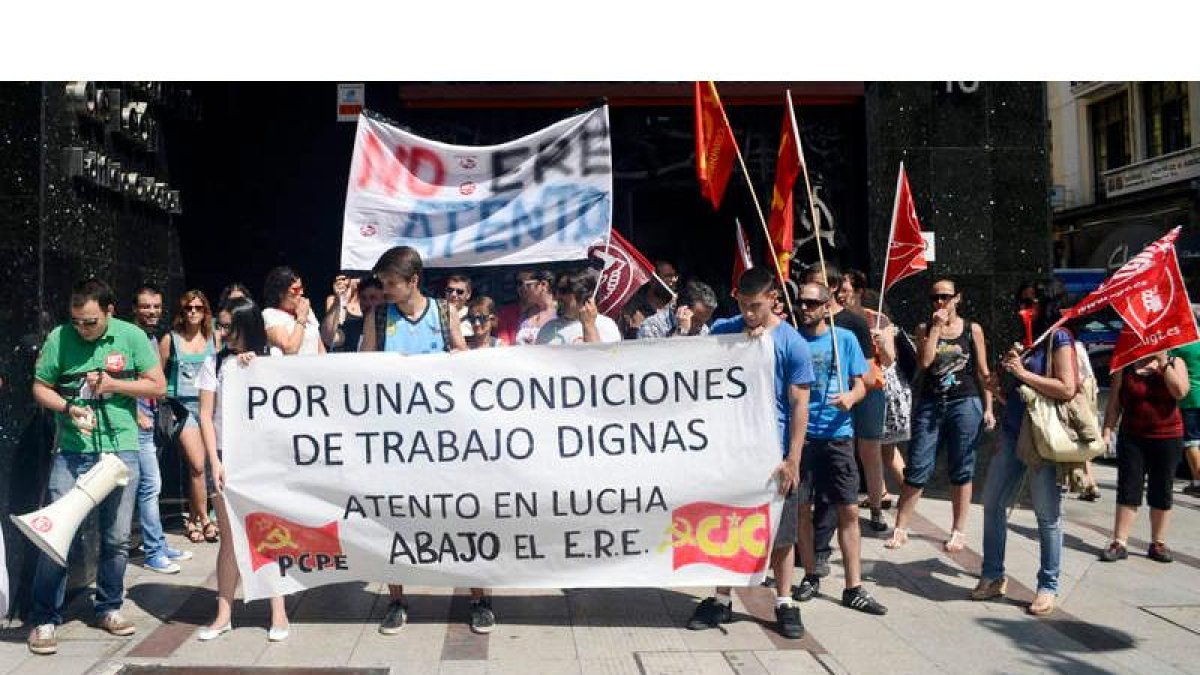 Protesta de los trabajadores de Atento en las puertas del Ayuntamiento.