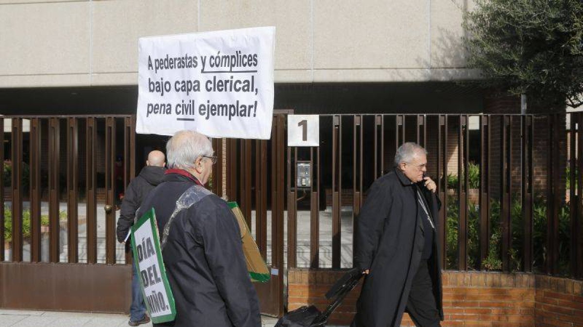 Un hombre protesta al paso de un religioso, ayer junto a la sede de la Conferencia Episcopal.
