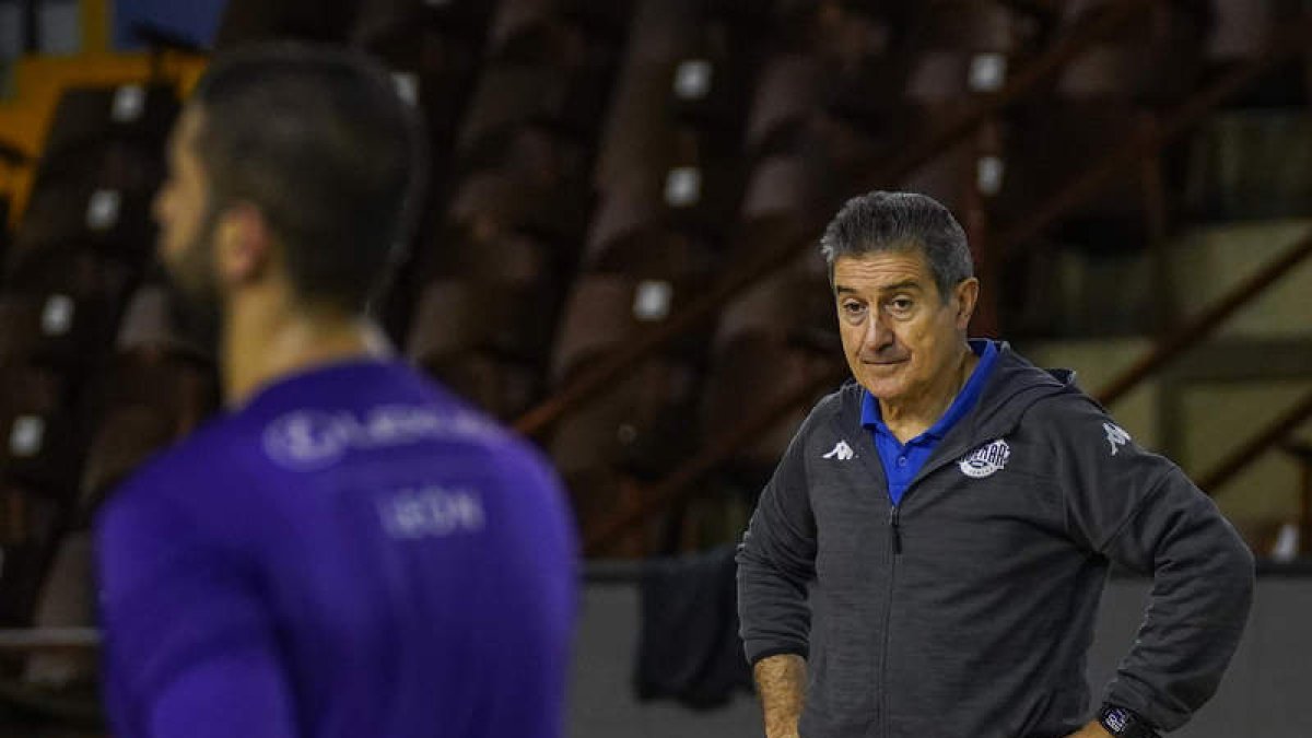 Saeid, el portero iraní del Abanca Ademar, y Manolo Cadenas, en el entrenamiento de ayer. MIGUEL F. B.