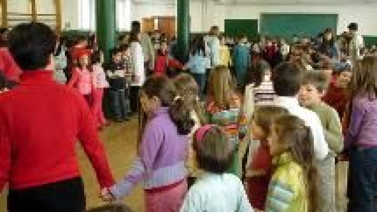 La cadena humana desembocaba en el gimnasio formando un ovillo