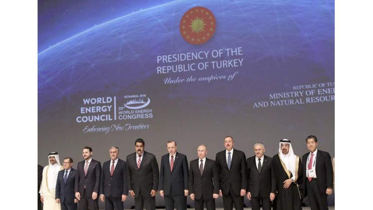 Algunos de los presidentes que asisten en Estambul al Congreso Mundial de Energía.