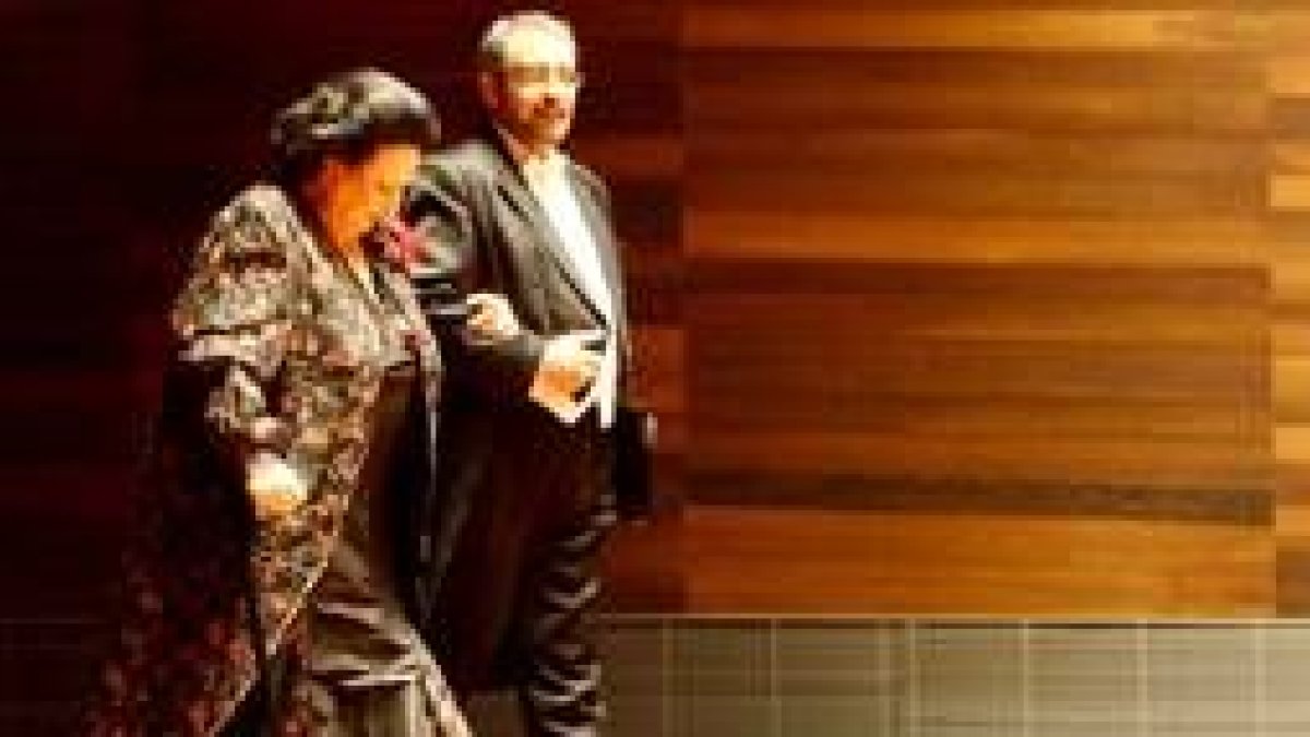 Caballé sufre problemas de rodilla, por lo que empleó una muleta