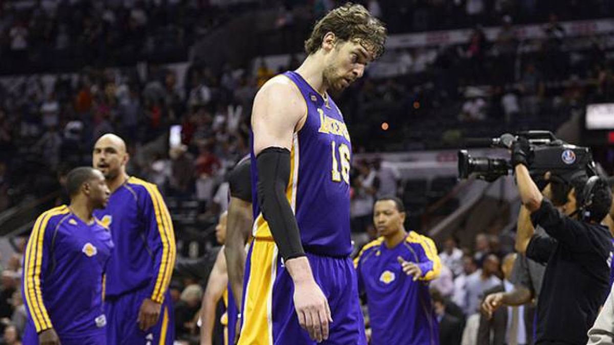 Pau Gasol abandona cabizbajo la cancha tras perder ante los Spurs.