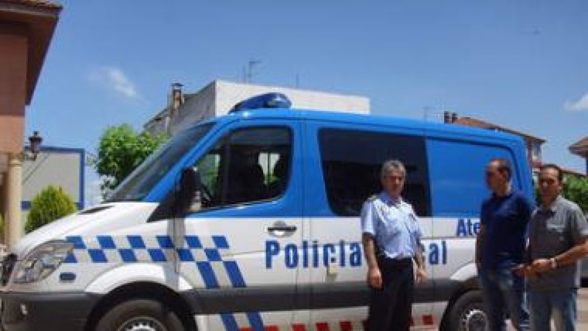 El jefe de la Policía Local de Villaquilambre y el concejal de Tráfico posan con el nuevo vehículo.