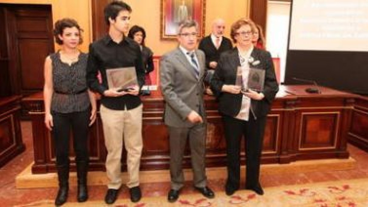 Foto de familia de los premiados con el alcalde.