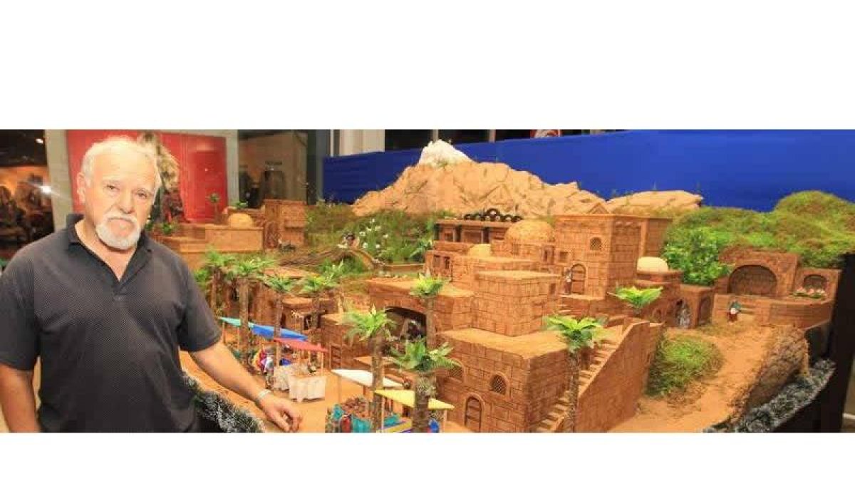 El belén de Macario se reestrena en El Rosal después de que ardiera hace dos años.