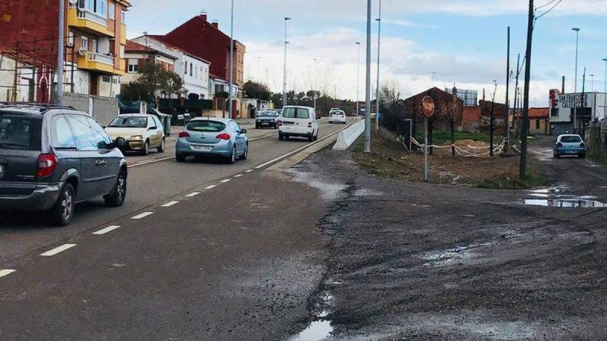 Los socialistas ilustraron sus quejas con las fotos del avance de las obras. DL