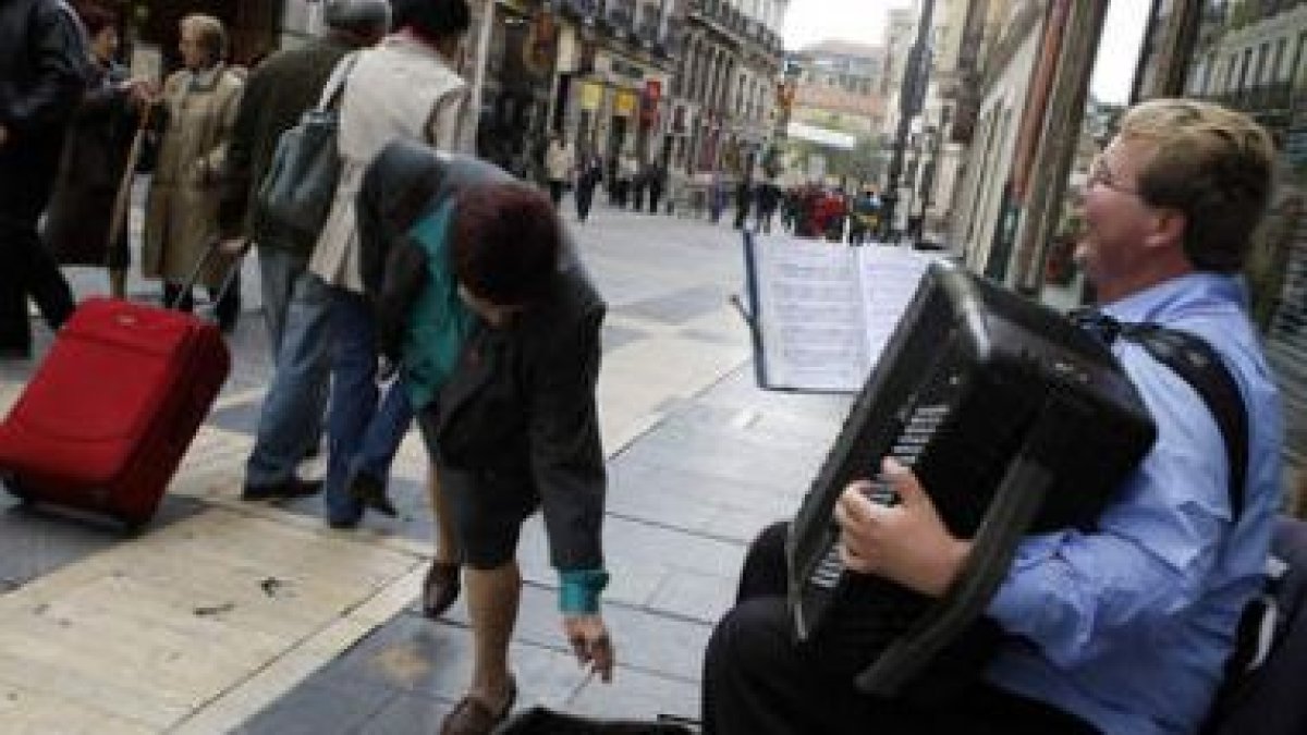 Arty cumplió ayer con los deseos de miles de leoneses, que echaban de menos su música en la calle An