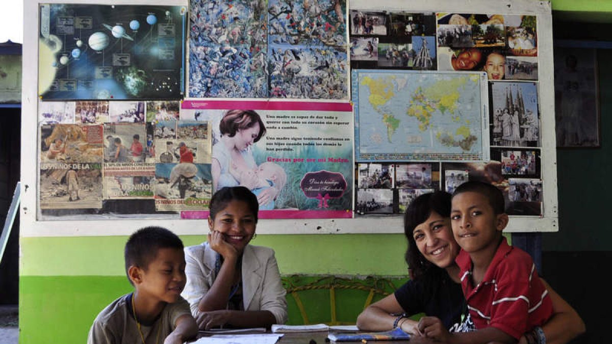 Tamara Cabezas, una de las responsables de SED León, en el centro de niños en Honduras. DL