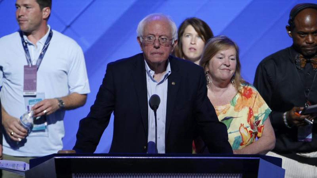 Sanders hace una prueba de sonido en la convención. SHAWN THEW