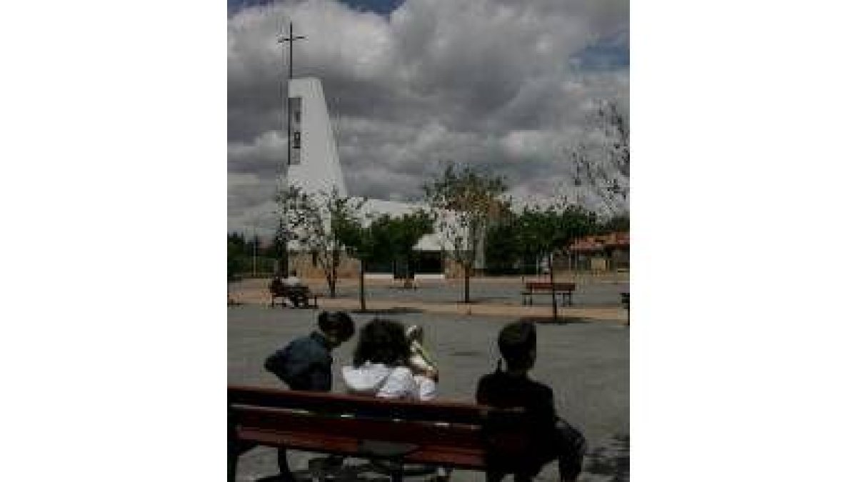 Tres adolescentes contemplan el nuevo área reformada del Humilladero