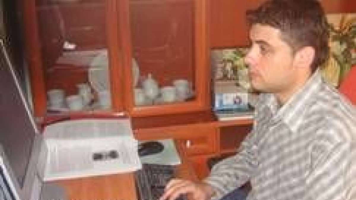 El escritor de origen ponferradino estará hoy en la capital leonesa