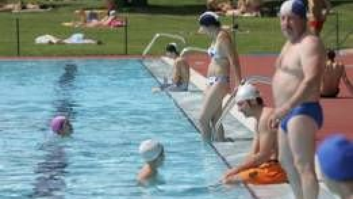 La piscina es el lugar elegido por los leoneses para luchar contra la ola de calor