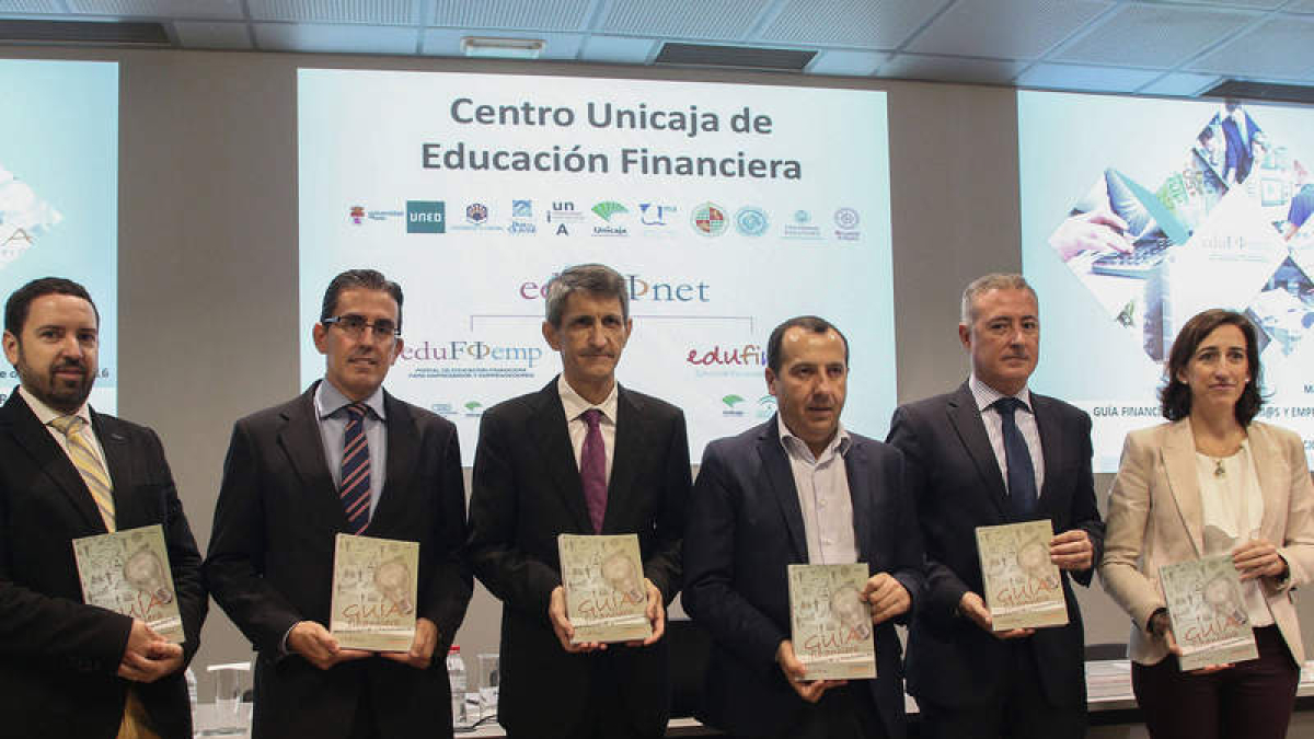 Un momento de la presentación ayer de la guía. DL