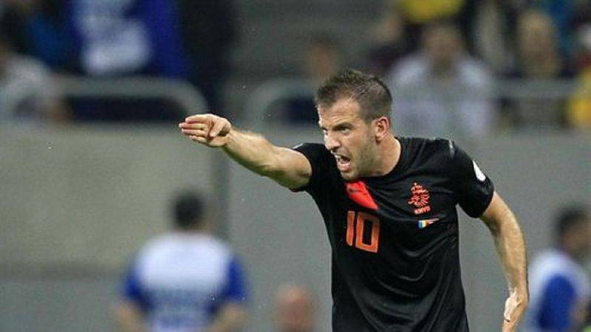 Rafael Van Der Vaart da instrucciones a sus compañeros durante el encuentro.
