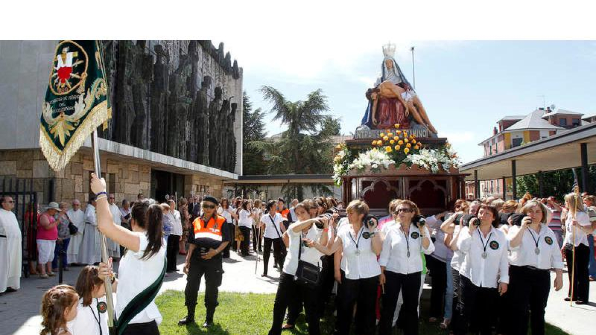 Hermanas de María del Dulce Nombre pujando la Virgen durante la procesión.