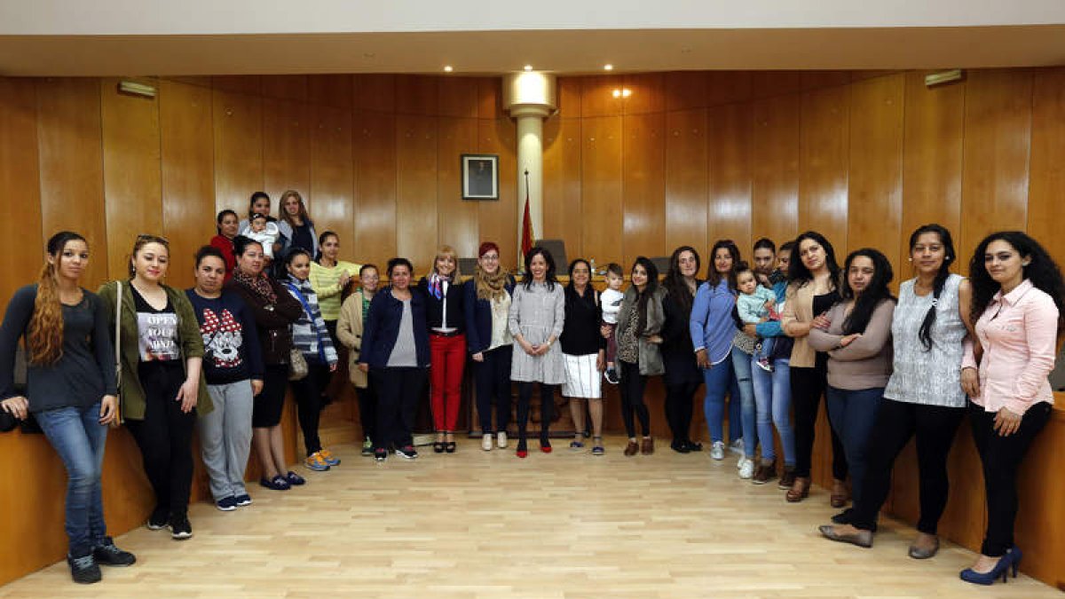 Gancedo y Cabañas se reunieron en el salón de plenos con mujeres de un programa social. MARCIANO