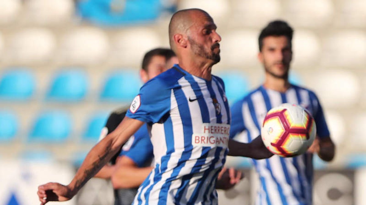 Yuri vivirá a sus 36 años la décima temporada en las filas de la SD Ponferradina. ANA F. BARREDO