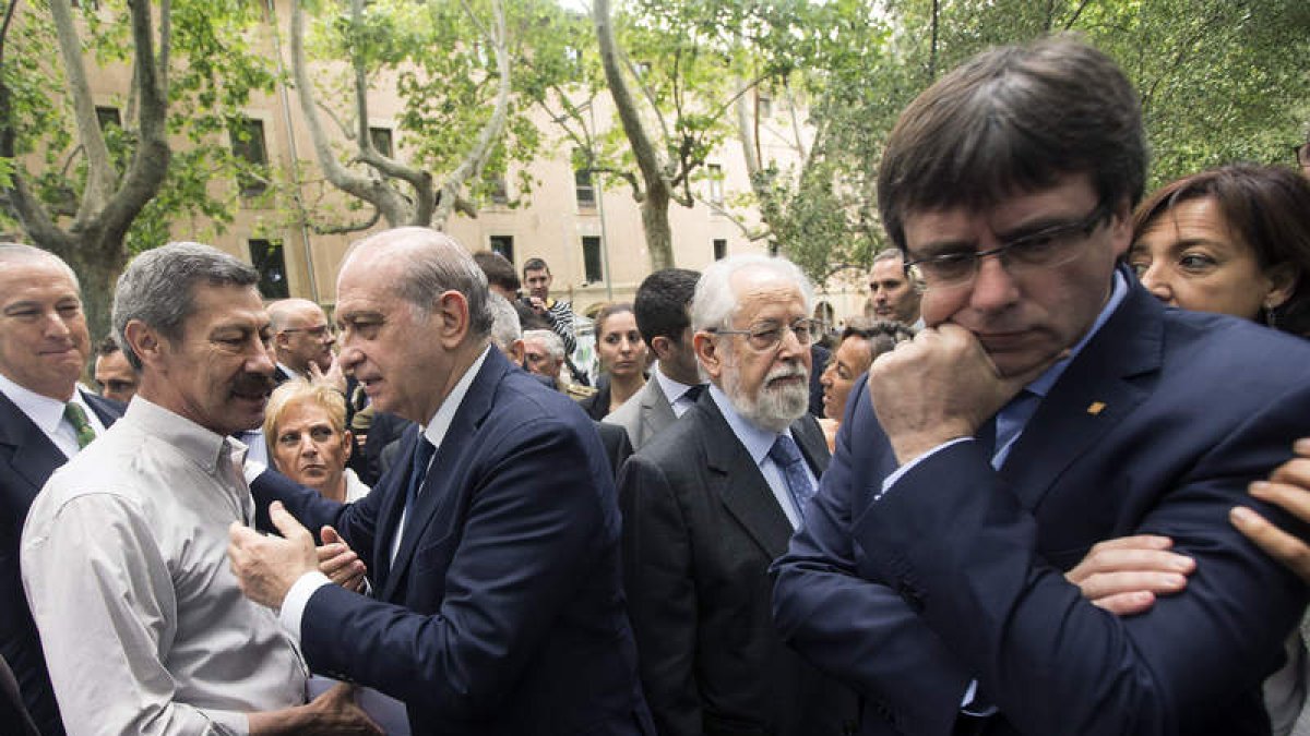 El ministro del Interior conversa con uno de los guardias civiles que vivió el atentado. QUIQUE GARCÍA