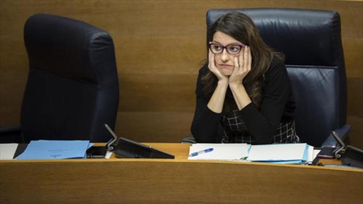 La vicepresidenta y 'consellera' Mónica Oltra, en su escaño de las Corts Valencianes.