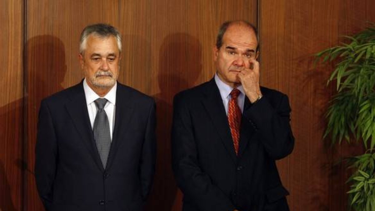 José Antonio Griñán (izquierda), junto al también expresidente andaluz Manuel Chaves, ambos implicados en el caso de los ERE, en septiembre del 2013, en Sevilla.