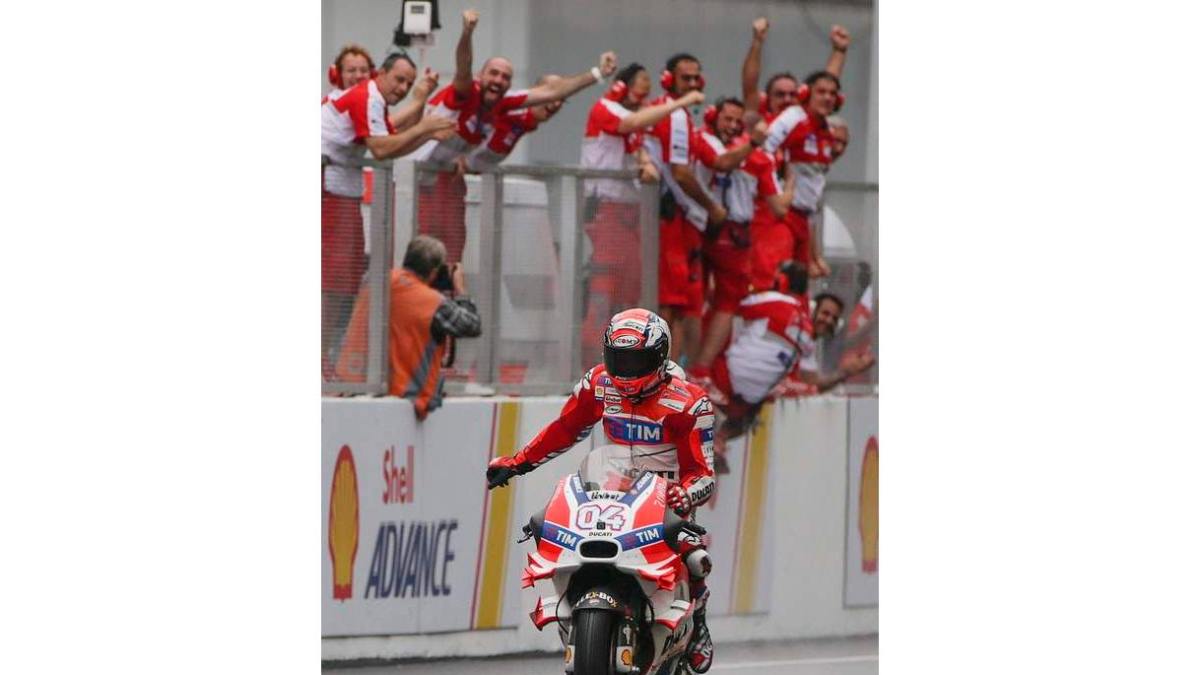 Dovizioso entra victorioso en la meta de Sepang. ISMAIL