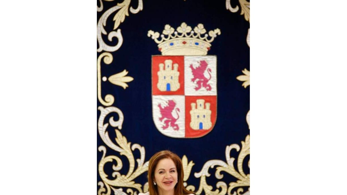Silvia Clemente preside la reunión de la Mesa de las Cortes. M.CH.