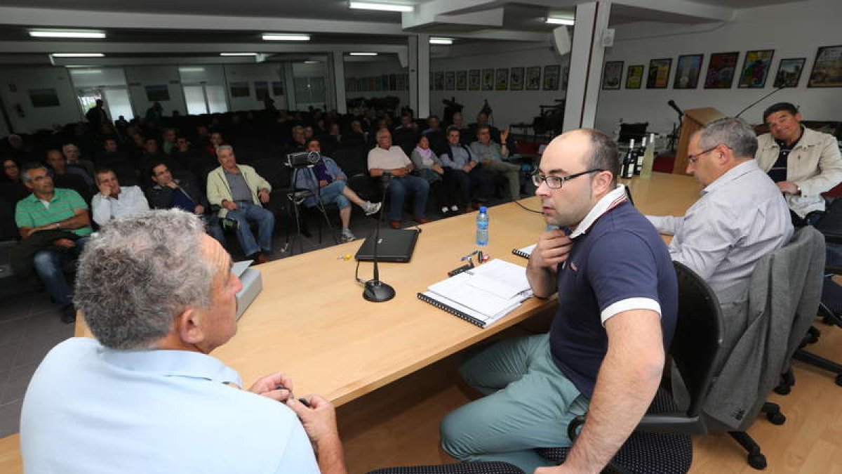 Asamblea de socios de la cooperativa de Cacabelos celebrada en la noche de ayer.