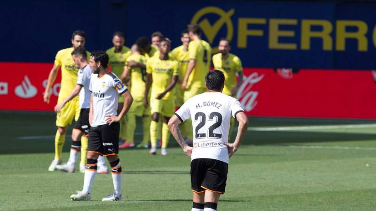 Los jugadores del Villarreal celebran el gol de Gerard Moreno ante el Valencia. D. C.