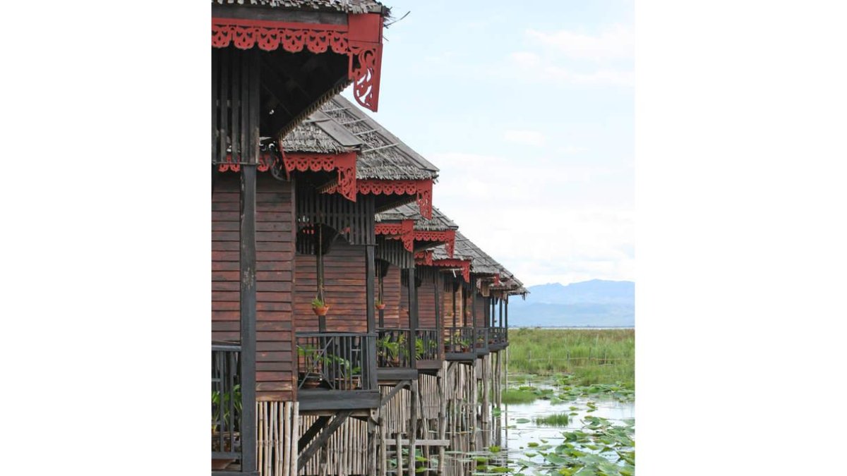 Casas sobre maderas en el lago Inle, a la derecha, una imagen cotidiana de la ciudad de Mrauk