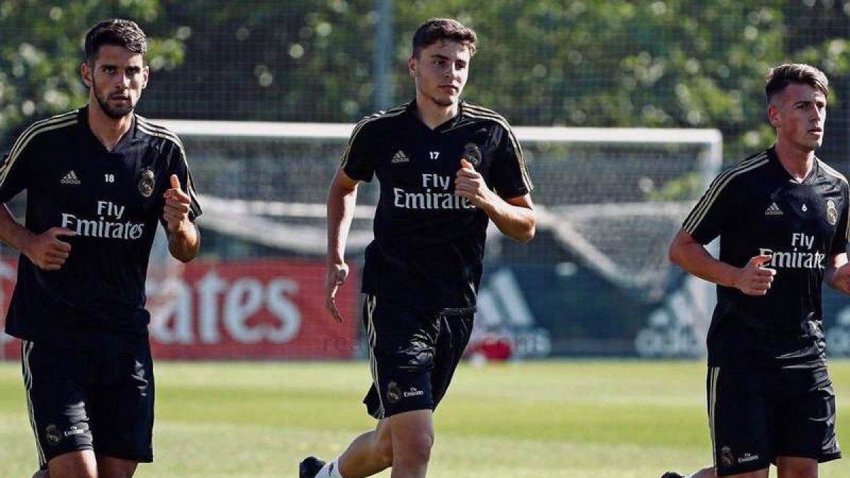 El leonés Iván Morante, en el centro, en un entrenamiento del Real Madrid juvenil. REALMADRIDCF