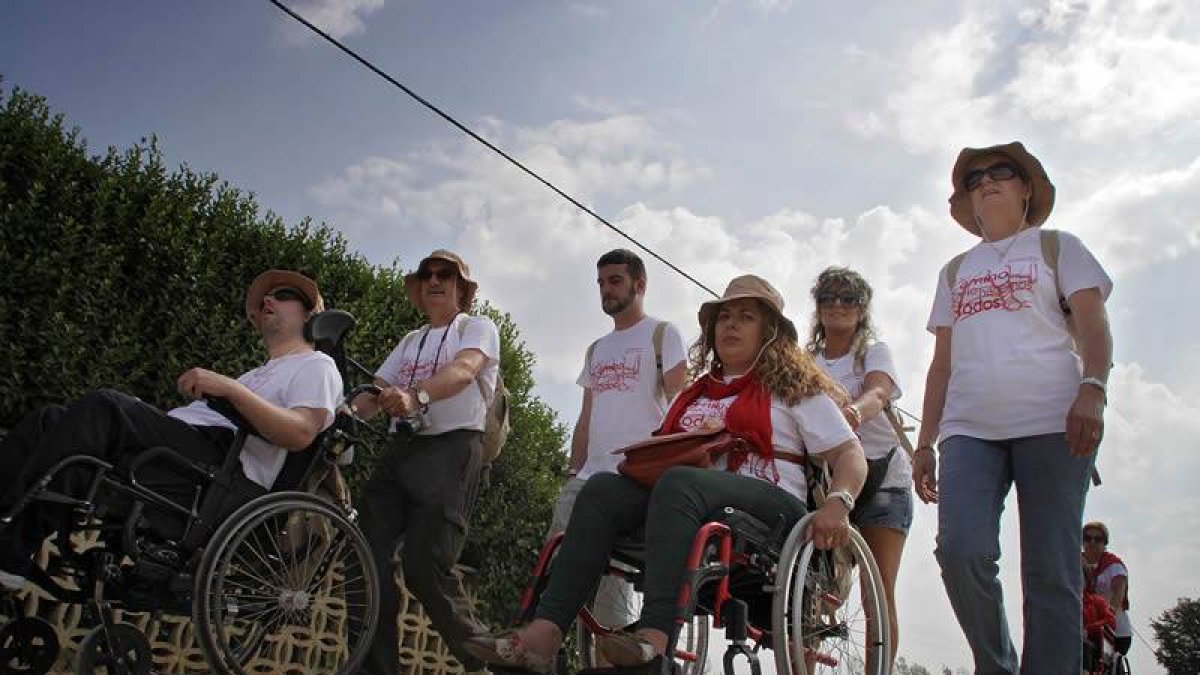 La consejera de Familia, Milagros Marcos, inicia en San Justo de la Vega (León) una etapa del Camino de Santiago organizada por Aspaym, acompañada por el delegado territorial, Guillermo García, y el presidente de la Diputación de León, Marcos Martínez.