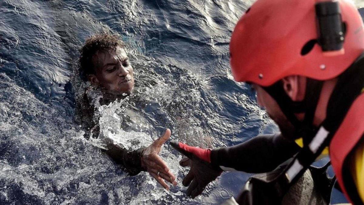 Un miembro de la oenegé Proactiva Open Arms rescata a un inmigrante en el Mediterráneo, frente a la costa libiam en octubre del 2016.