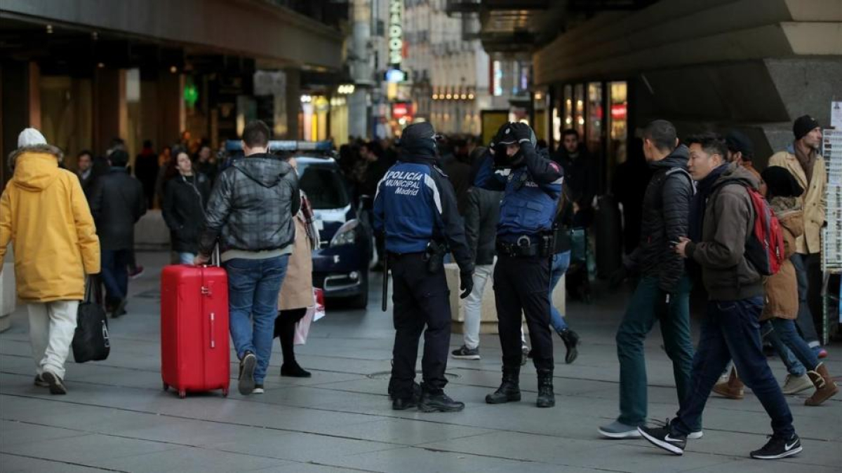 Policías municipales en la calle Carmen, preparados por su se producen aglomeraciones.