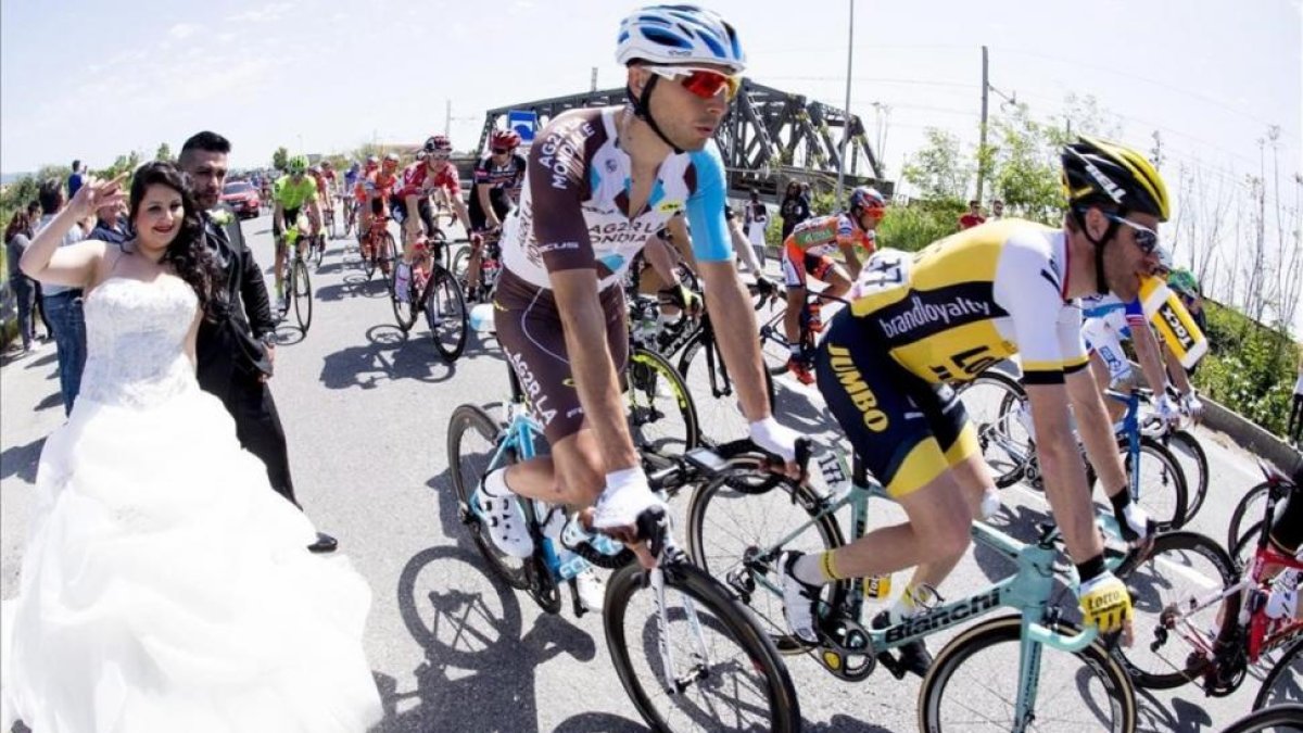 Unos recién casados, al paso de los corredores del Giro durante la cuarta etapa.